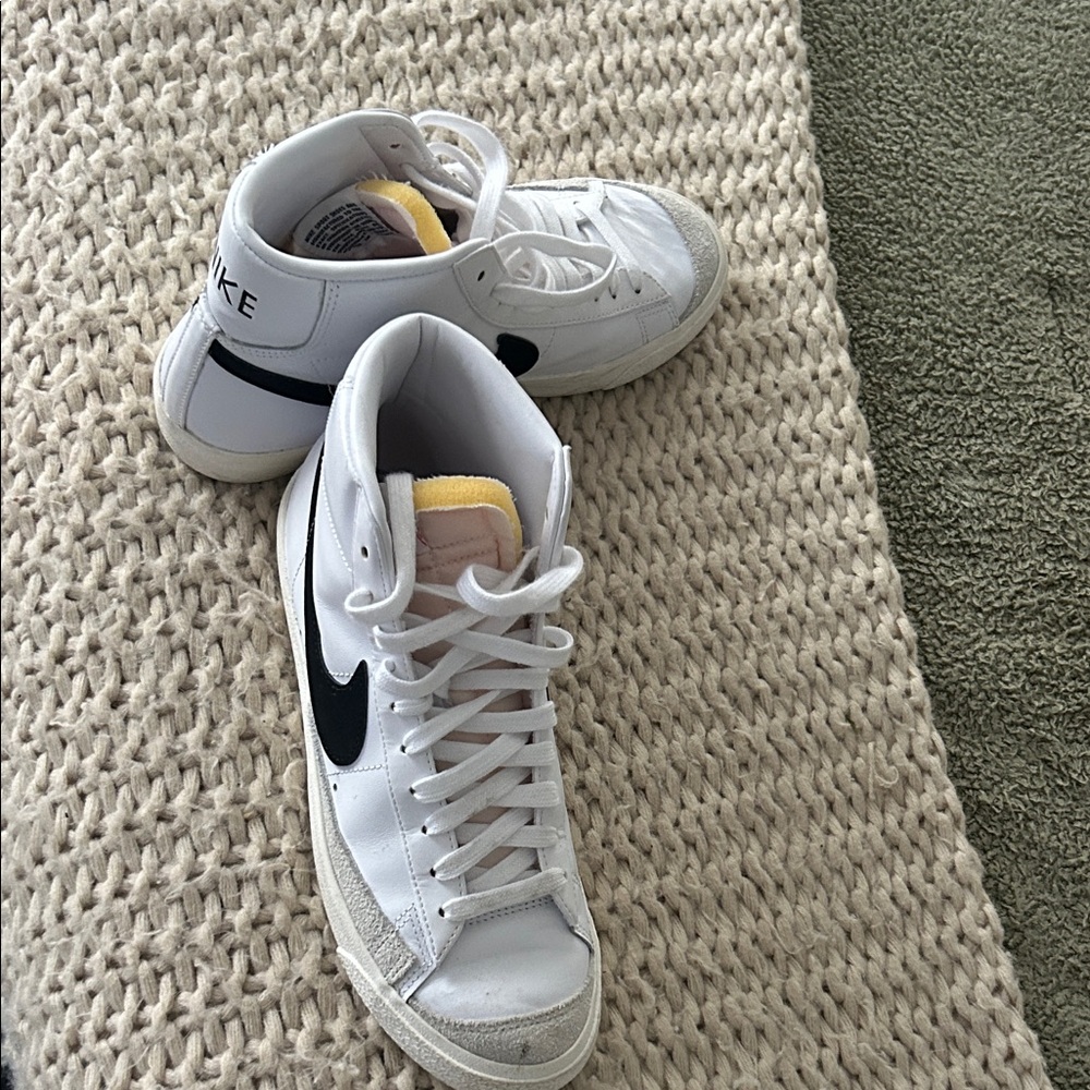 Nike Women's Blazer Mid '77 Sneaker